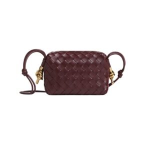 Crossbody-Tasche aus Intrecciato-Leder in Krappbraun 11 cm