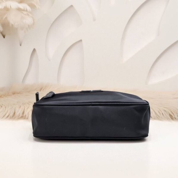 Re-Nylon and Saffiano Schwarz 21 cm - Image 5