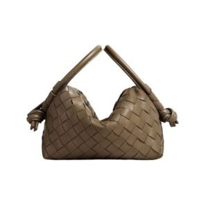 Crossbody-Tasche aus Intrecciato-Leder in Kiefernzapfen 13 cm