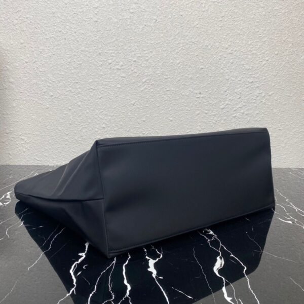 Tote Bag aus Re-Nylon Schwarz 34 cm - Image 4